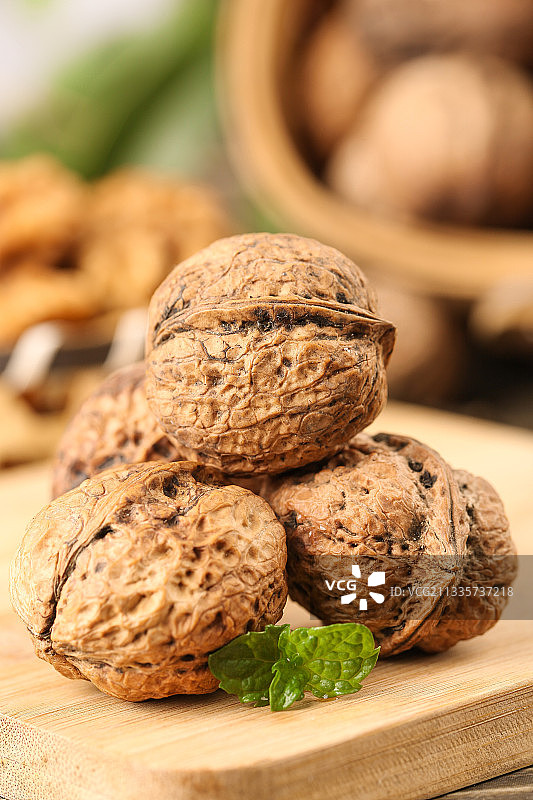 木底上摆放着大核桃图片素材