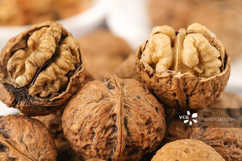 盘子里装着核桃图片素材