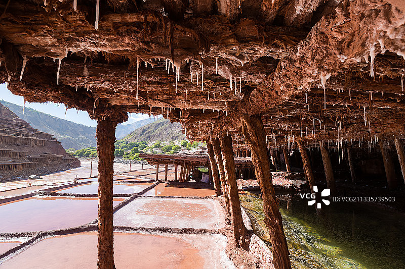 西藏芒康县盐井乡澜沧江峡谷的古盐田和木支撑架图片素材