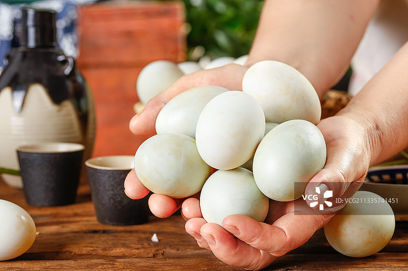 手里捧着海鸭蛋图片素材