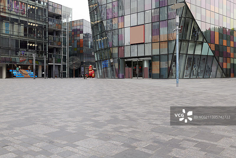 北京时尚地标三里屯太古里特色建筑和广场图片素材