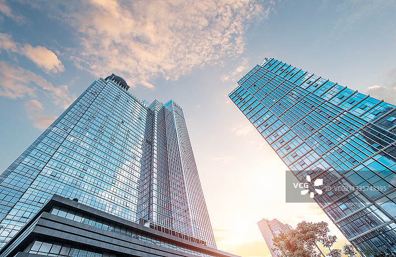 火烧云下的商业写字楼图片素材