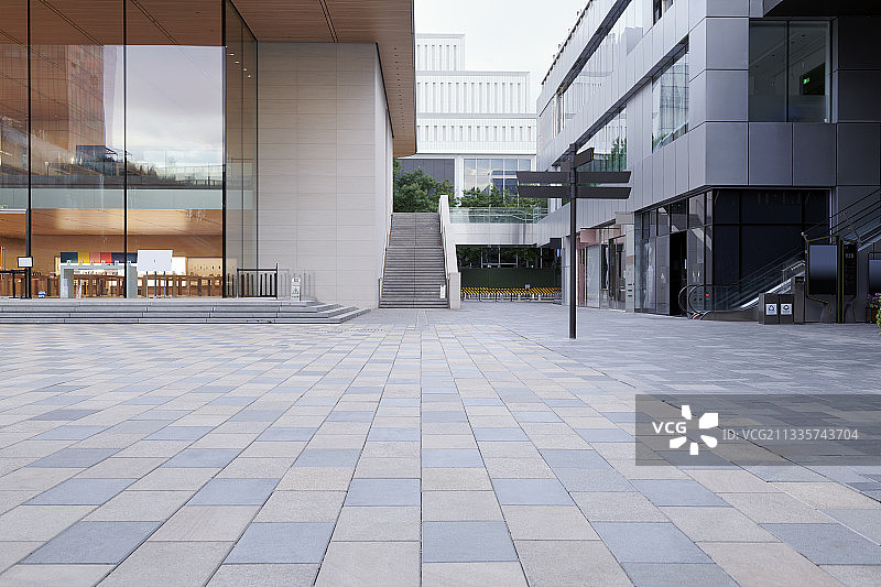 北京时尚地标三里屯太古里特色建筑广场地面图片素材