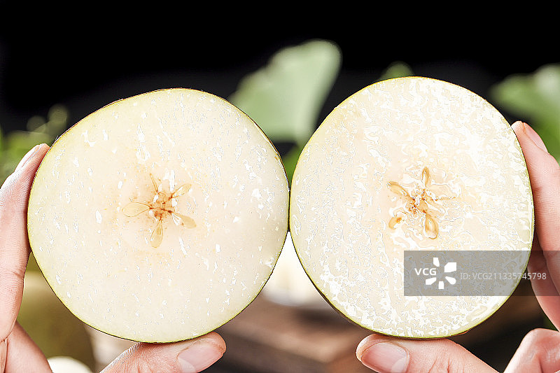 手拿切开的黄花梨图片素材