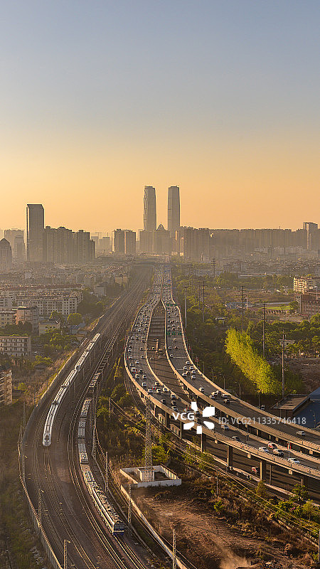 双子塔下的双龙汇图片素材