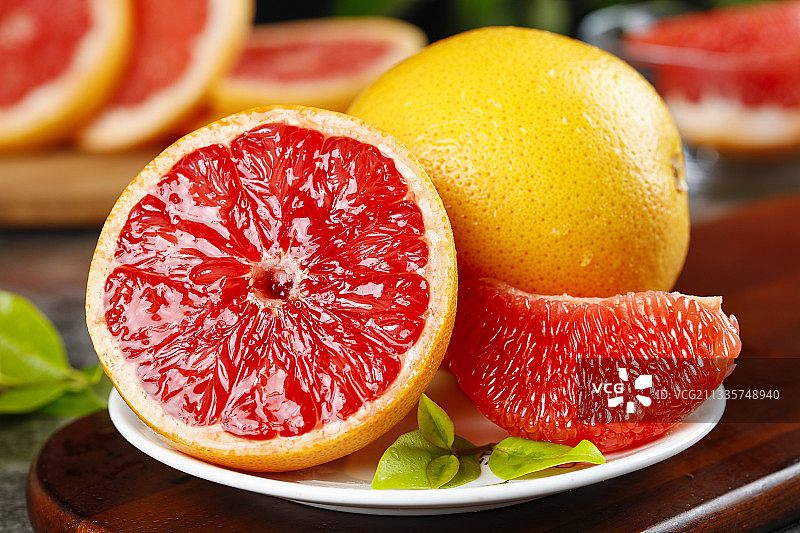 深底上放着一盘切开的红心西柚图片素材