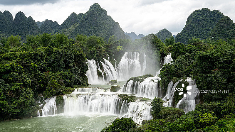 慢门凝固住奔涌瞬间图片素材