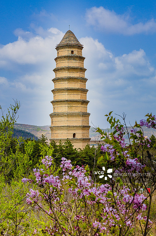 延安4月，山野春色衬托着古老的宝塔。图片素材