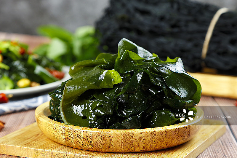 木底上放着一盘裙带菜图片素材