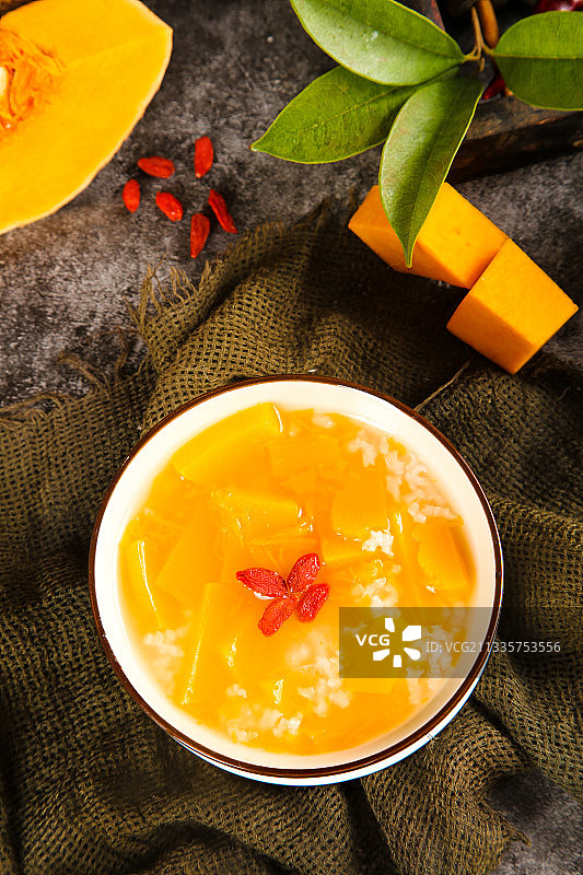 深底上放着一碗南瓜粥图片素材