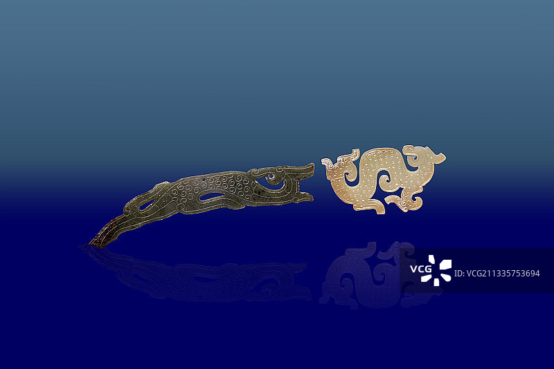 在海里争斗的青龙和黄龙（中国古代玉雕作品）图片素材