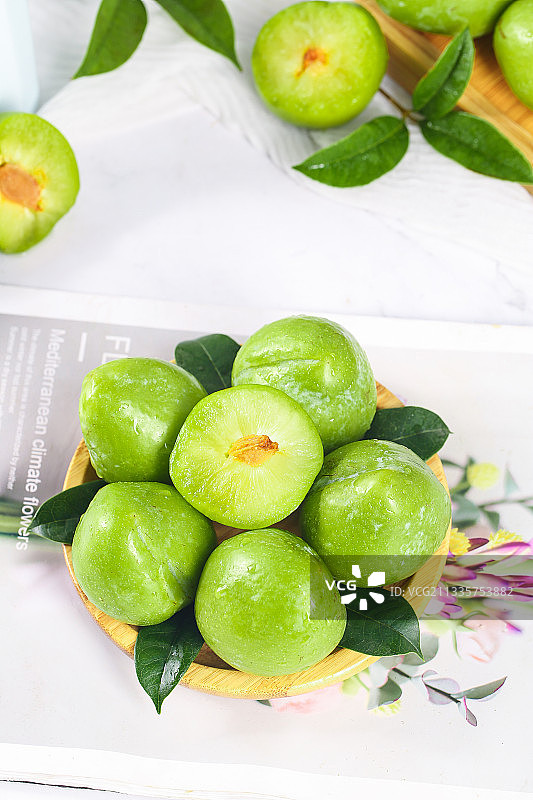 浅底上放着一盘奈李图片素材