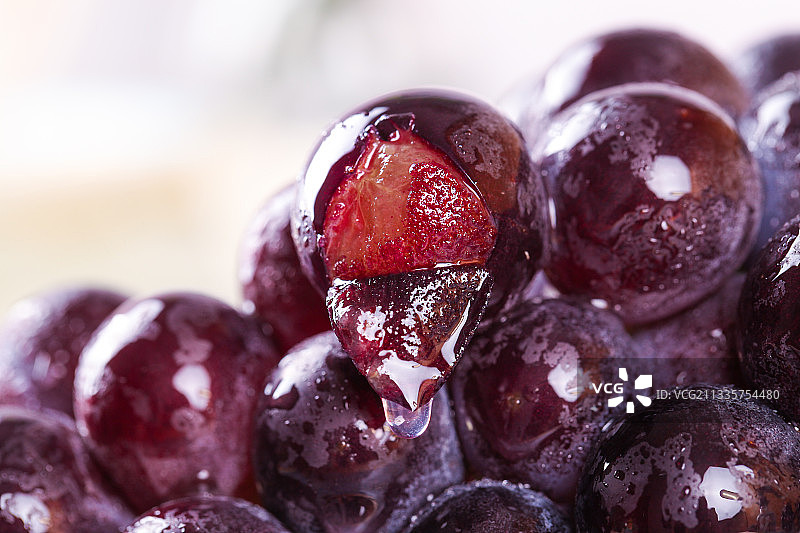 石板上的巨峰葡萄图片素材