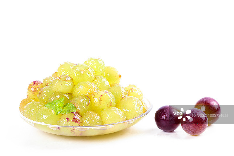 白底上放着一碟剥皮的巨峰葡萄果肉图片素材