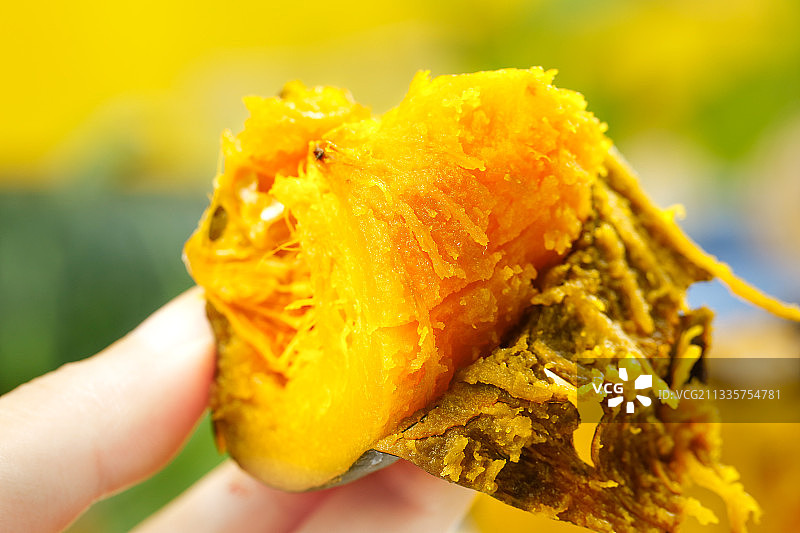 手拿剥皮的贝贝瓜图片素材