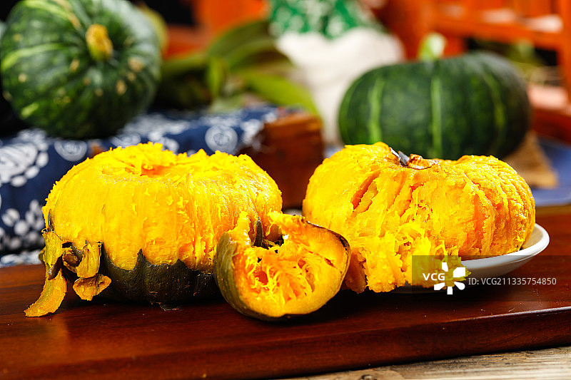 木板上放着剥皮的贝贝瓜图片素材