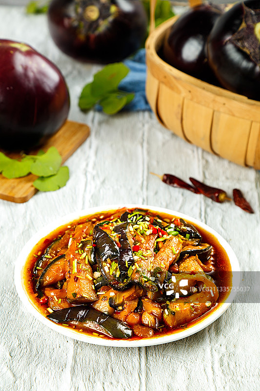 木底上放着一盘红烧茄子图片素材