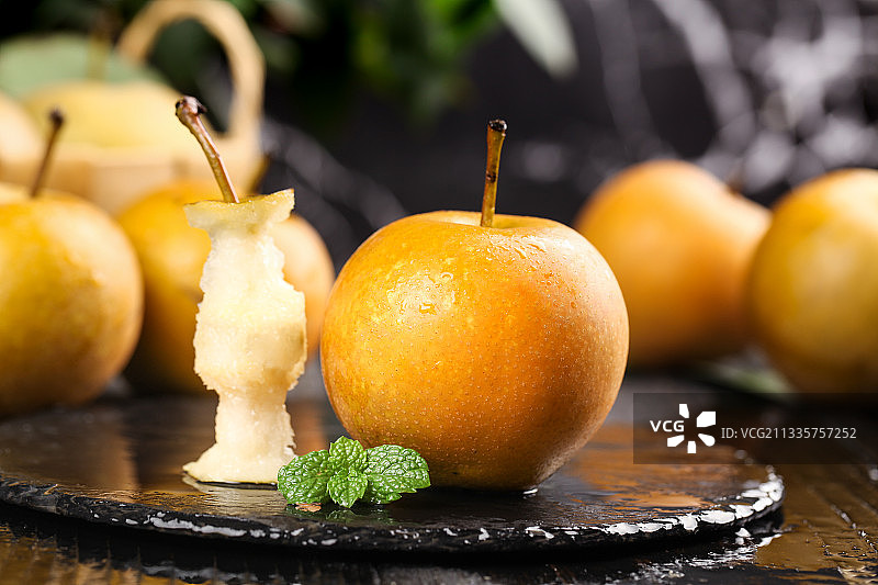 黑石板上放着秋月梨果核图片素材