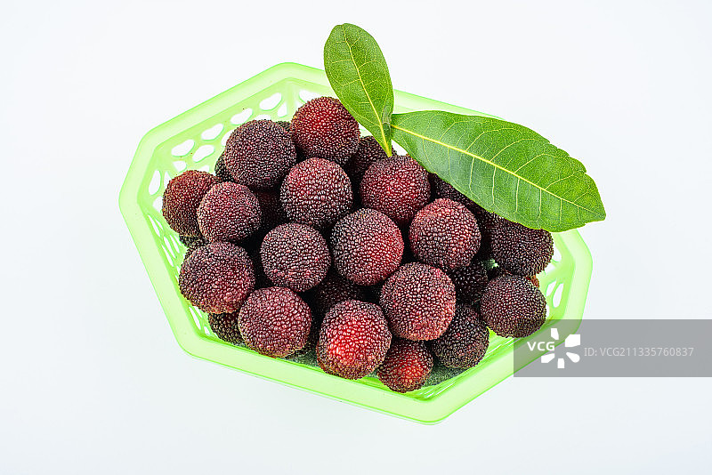 白背景上一盒新鲜杨梅图片素材