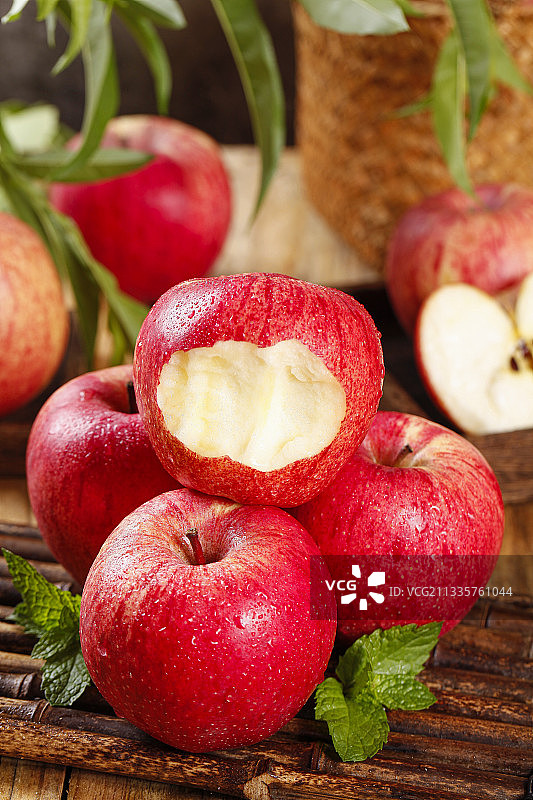 木板上放着山东红富士苹果图片素材