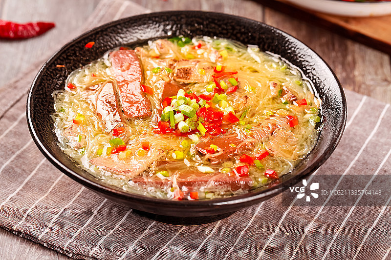 木板上放着一盘粉丝鸭血煲图片素材