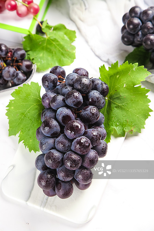 石板上的新鲜葡萄图片素材