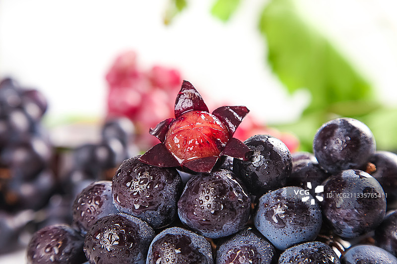 石板上的夏黑无籽葡萄图片素材