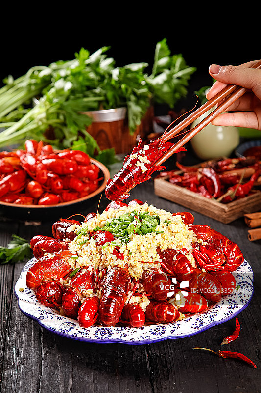 盘子里装着蒜蓉虾图片素材