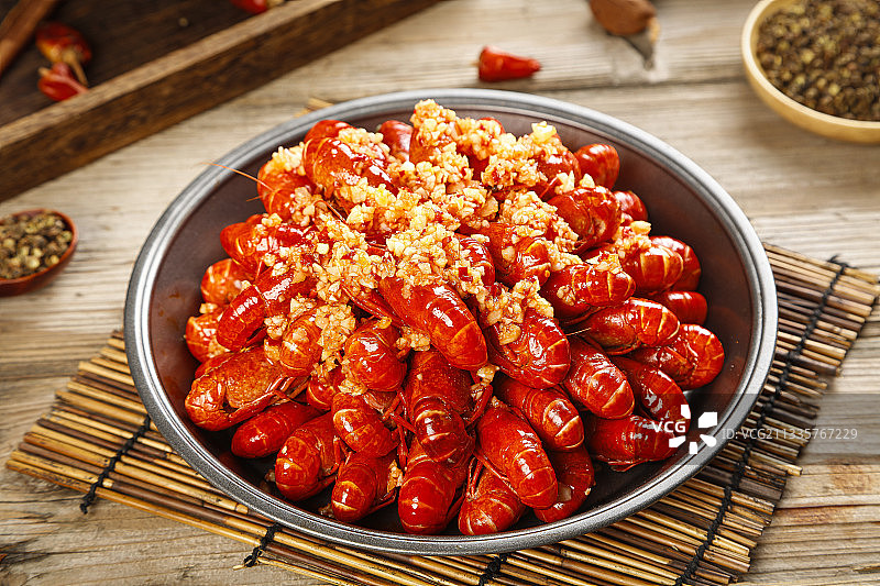盆里装着蒜蓉小龙虾图片素材