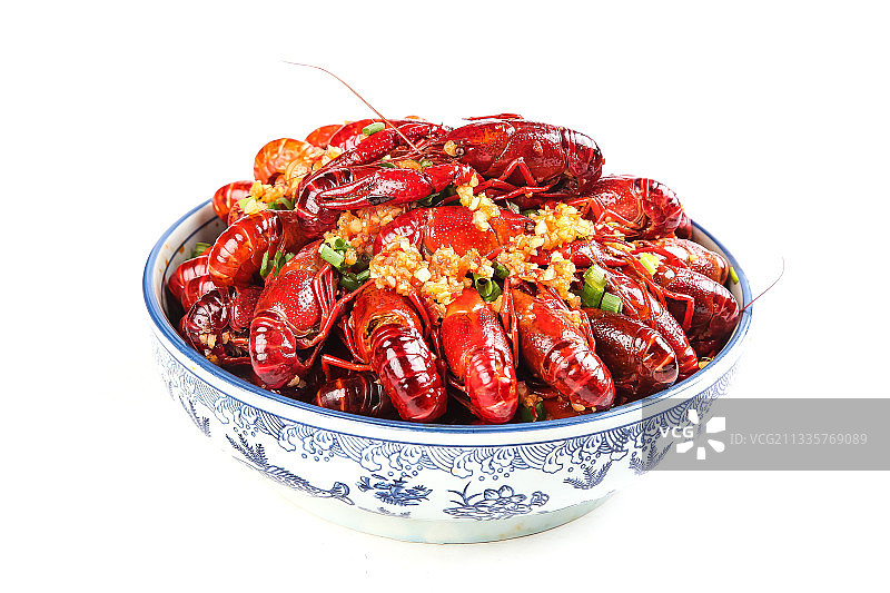 白底上放着一盘香辣小龙虾图片素材