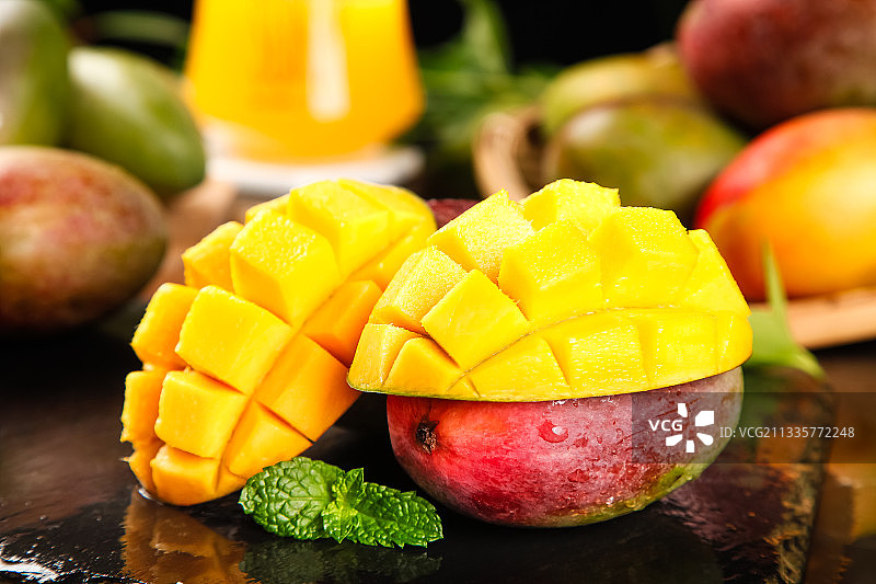 石板上放着海南贵妃芒图片素材