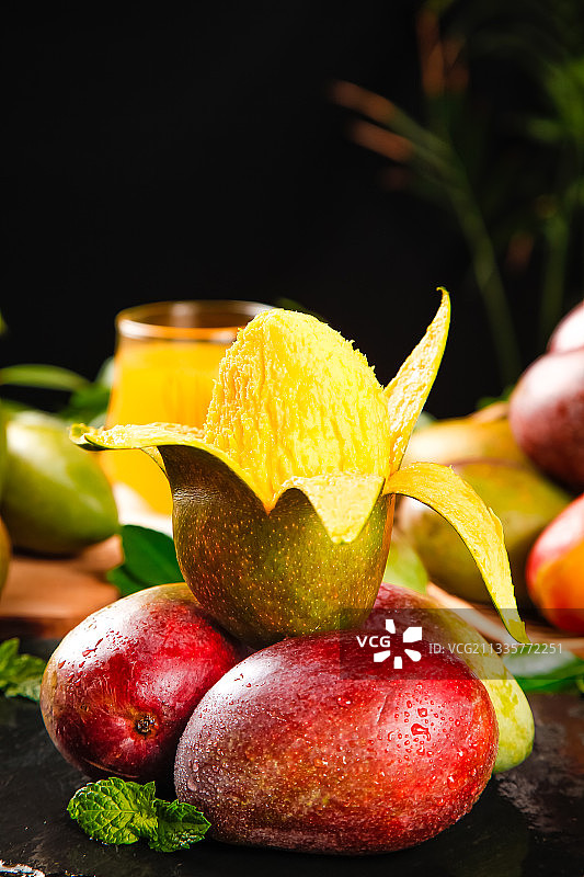 石板上放着海南贵妃芒图片素材