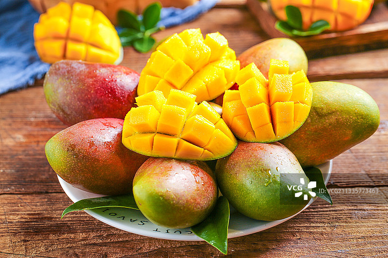 盘子里装着海南贵妃芒图片素材