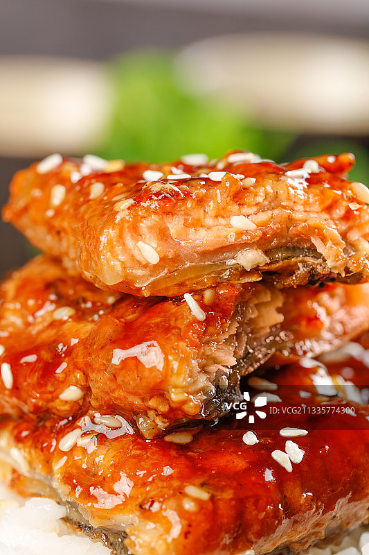 盘子里装着鳗鱼饭图片素材