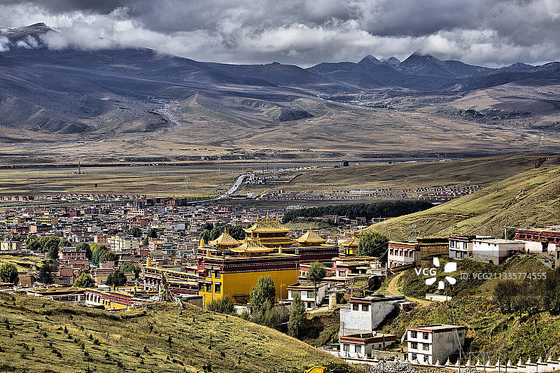 四川甘孜理塘县全景图片素材