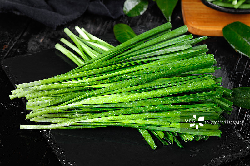 黑石板上的韭菜图片素材