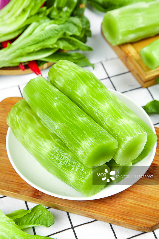 格子底上摆放着莴笋图片素材
