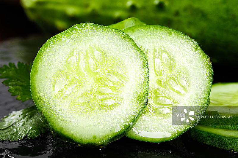 深底上摆放着黄瓜图片素材