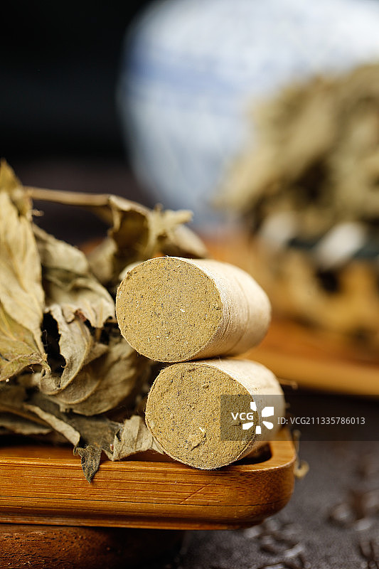 木底上放着艾条图片素材