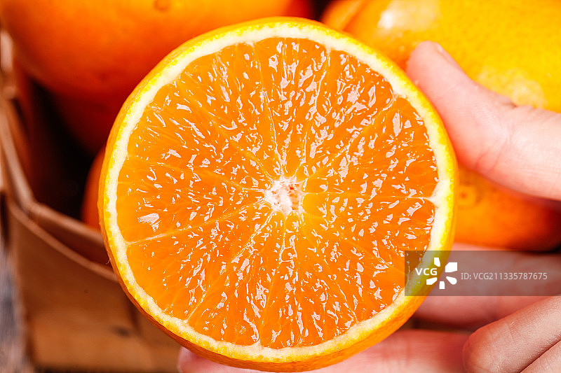手里拿着爱媛果冻橙图片素材