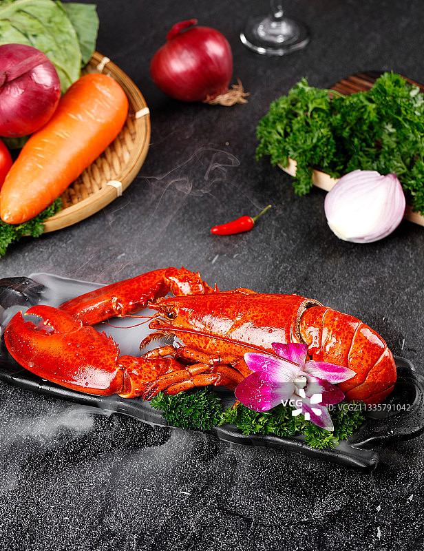 盘子里放着大龙虾图片素材