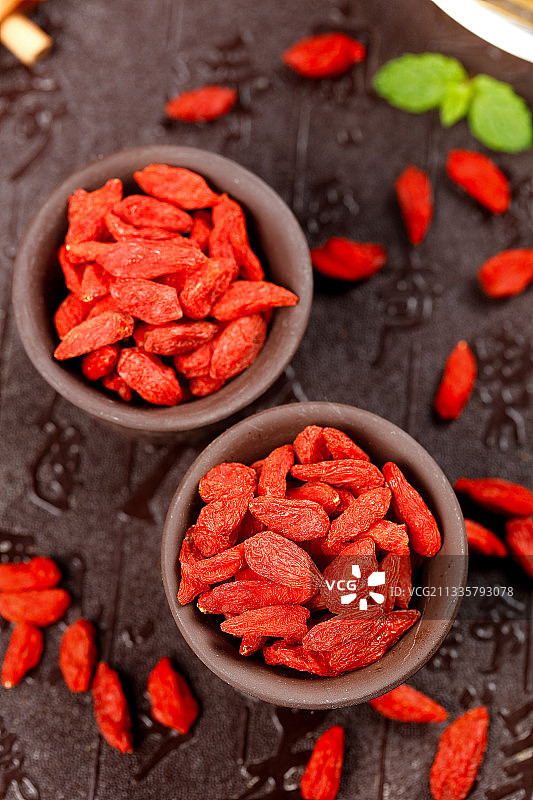 深底上的红枸杞图片素材