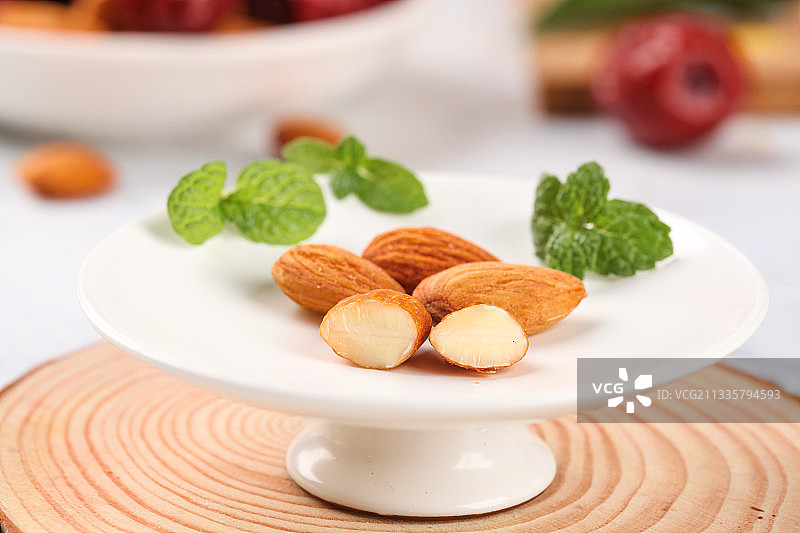 木底上放着一碟杏仁图片素材