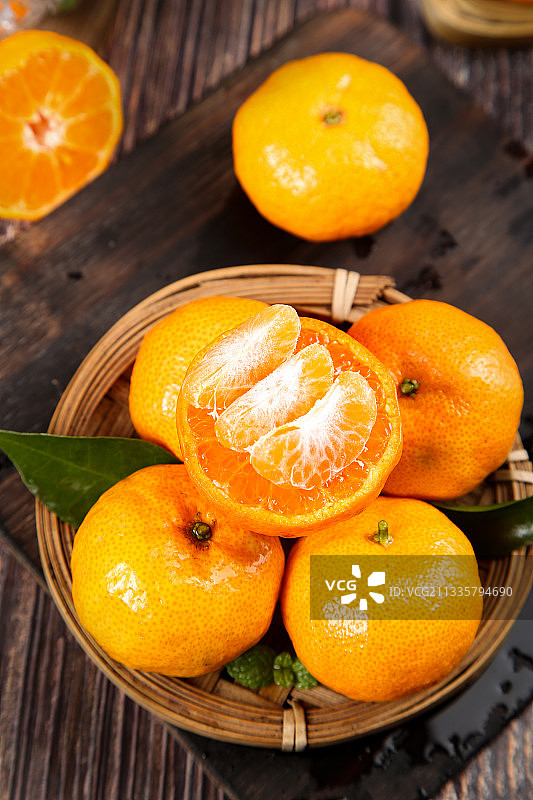 木底上放着一盘广西砂糖橘图片素材