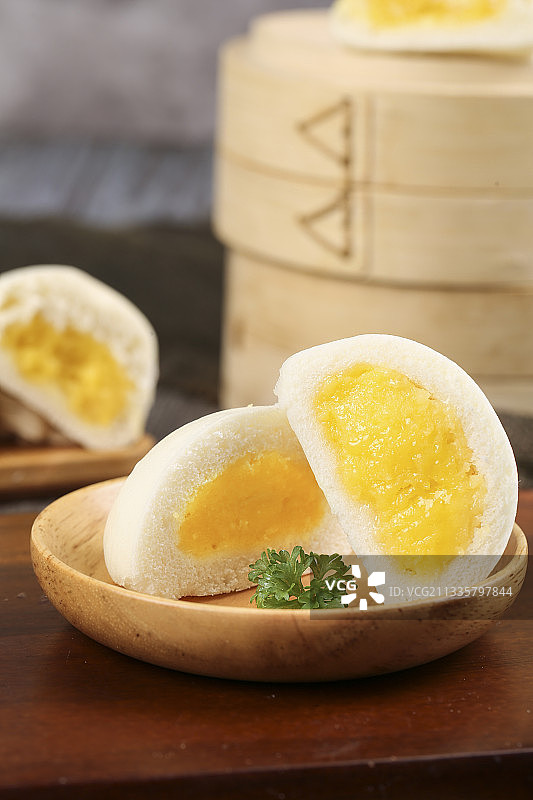 盘子里的奶黄馅包子图片素材