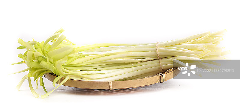 白底上放着新鲜韭黄图片素材