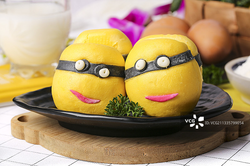 盘子里的小黄人奶黄卡通包图片素材