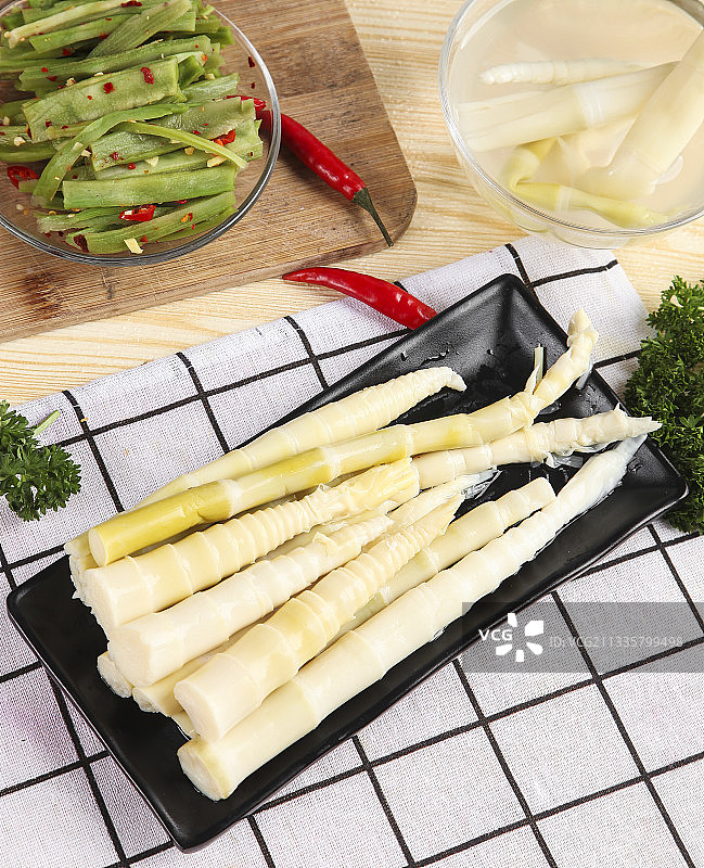 白格子底上放着一盘嫩笋图片素材