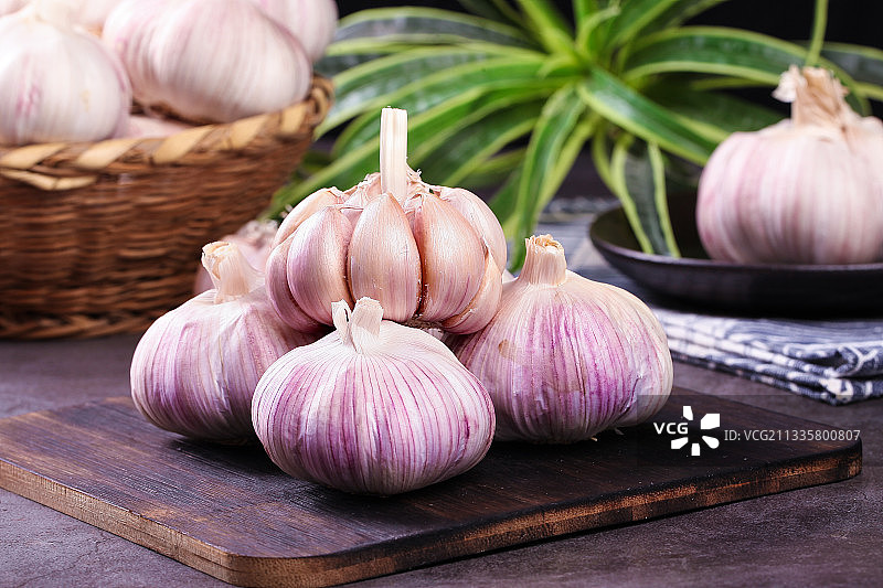 深底上放着一堆干大蒜图片素材