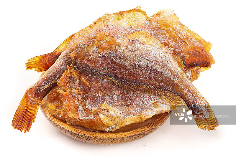 盘子里装着小鱼干图片素材